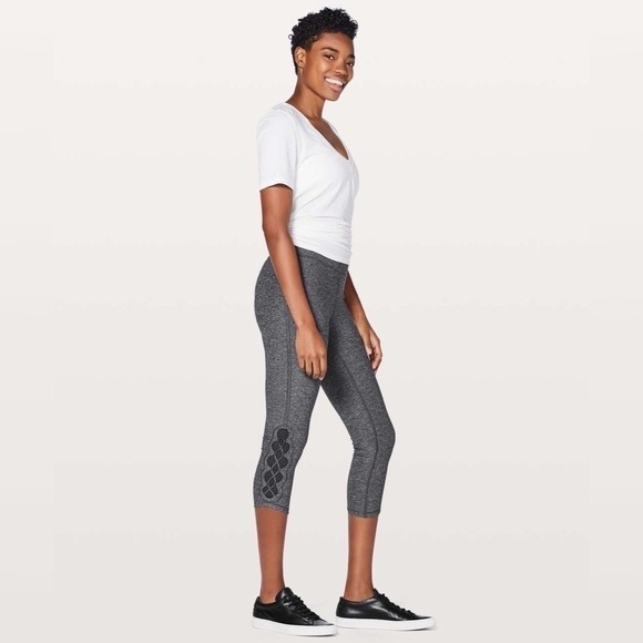 Lululemon  | Tied To It Crop 21" Size 4 - Picture 2 of 9